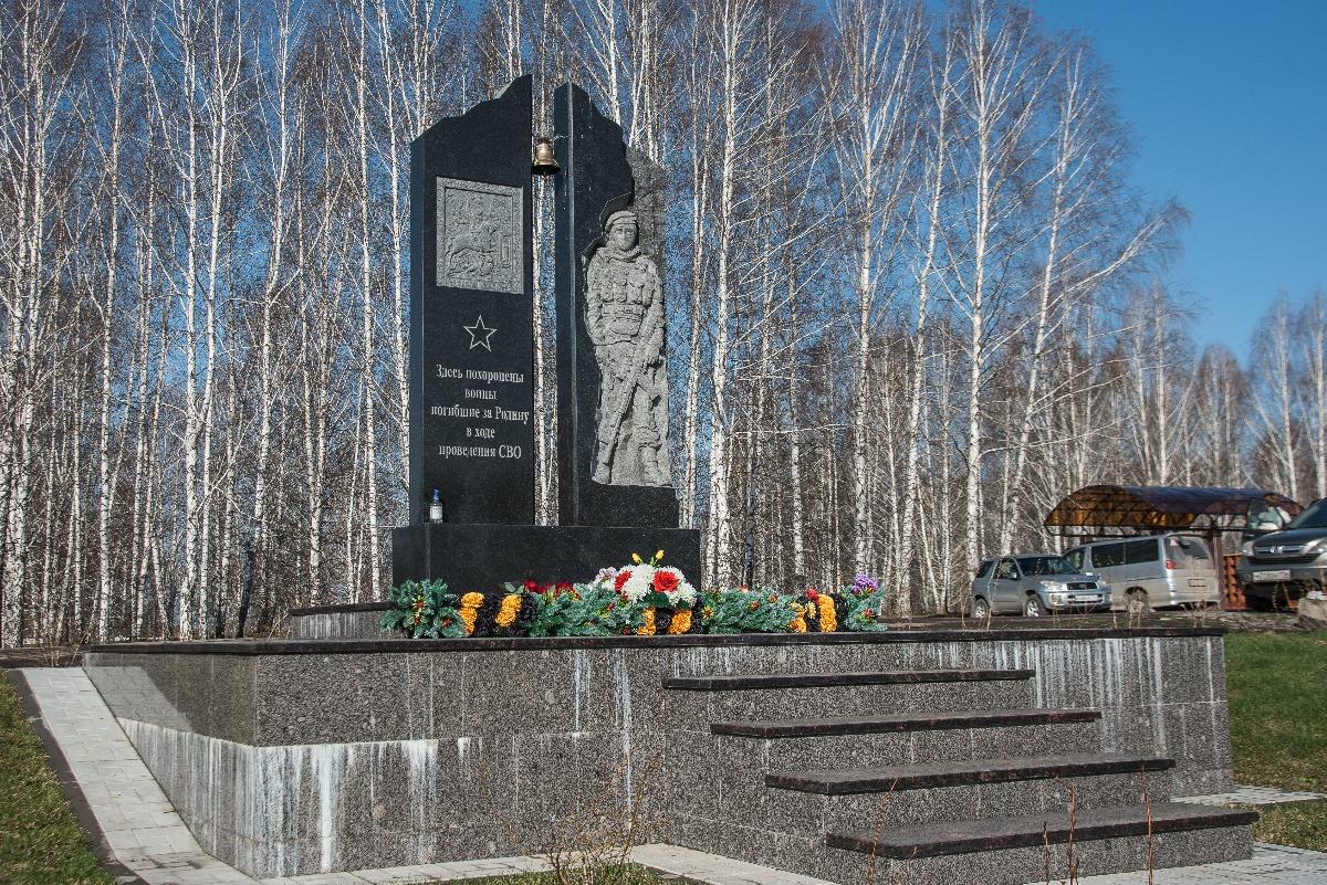 Фото Матери плачут у могил. Сотни новосибирцев собрались на Радоницу на кладбище погибших бойцов СВО 12